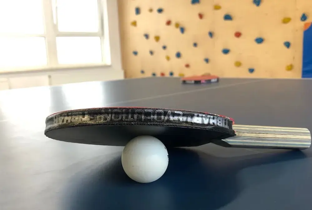 Gdzie grać w tenis stołowy w Warszawie? Sprawdź najlepsze miejsca