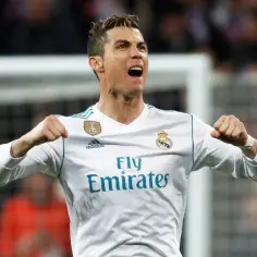 Piłkarz Cristiano Ronaldo w białej koszulce Realu Madryt świętuje bramkę.