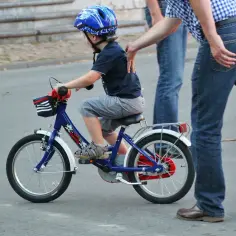 Jak ustawić siodełko w rowerku biegowym? Poradnik dla rodziców