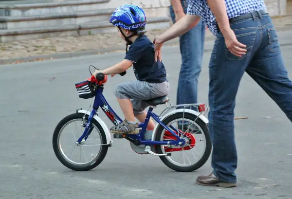 Jak ustawić siodełko w rowerku biegowym? Poradnik dla rodziców